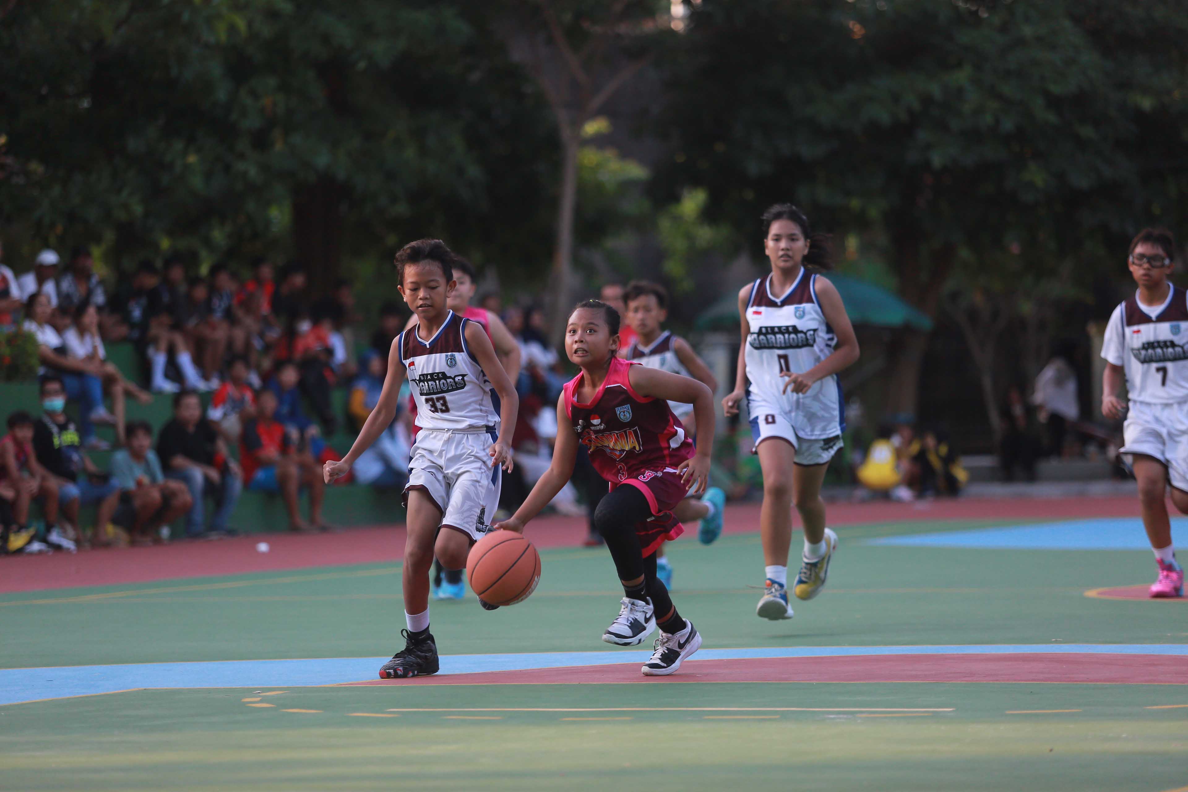 SPORTIF: Para pebasket muda dari empat klub yang ada di bawah naungan Perbasi Kota Madiun mengikuti kejurkot basket di Taman Hijau Demangan, Kamis 24 April 2025.