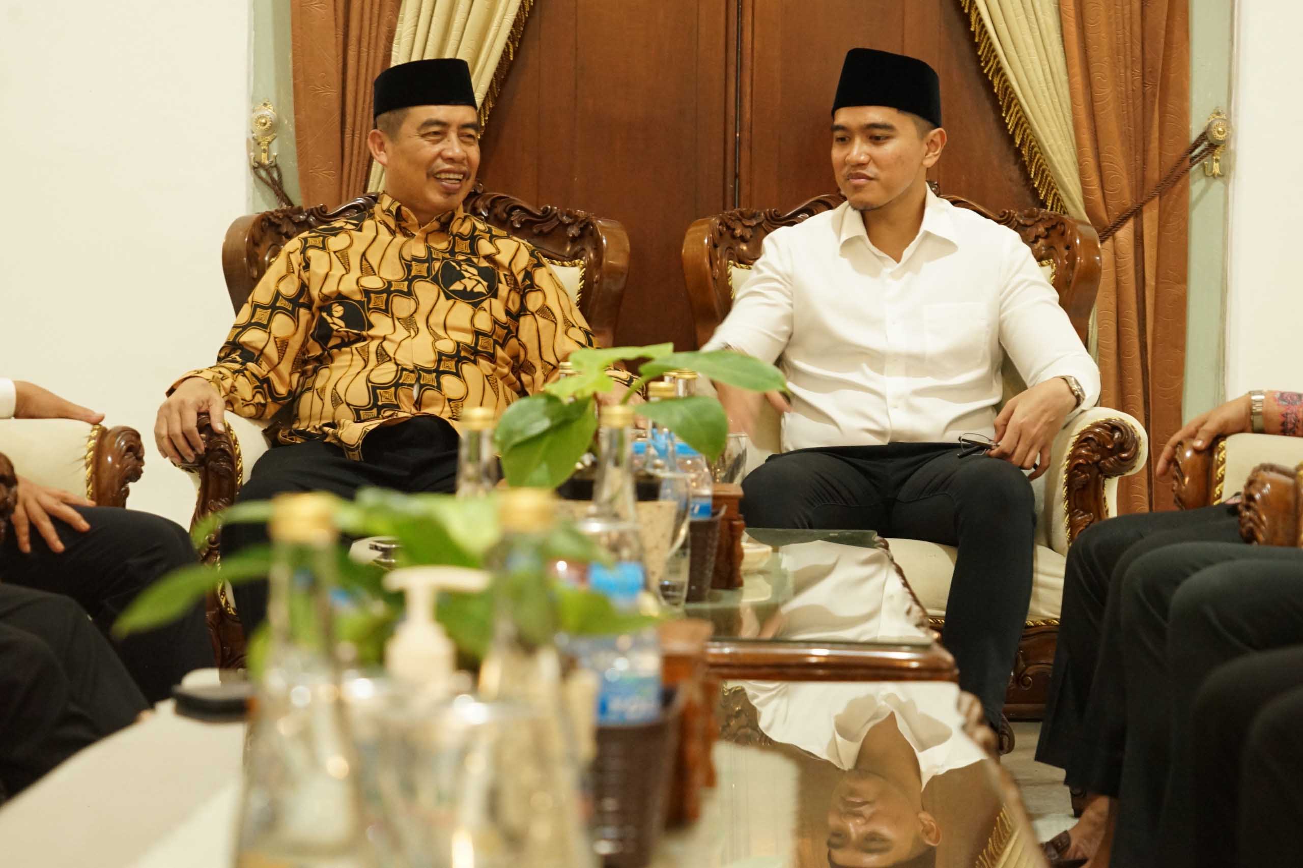 AKRAB: Bupati Madiun Mas Hari Wur dan Wabup Dokter Pur berbincang dengan Ketum PSI Kaesang Pangarep, Ketua DPW PSI Jatim Bagus Panuntun, dan para pengurus di Pendopo Muda Graha, Rabu malam.