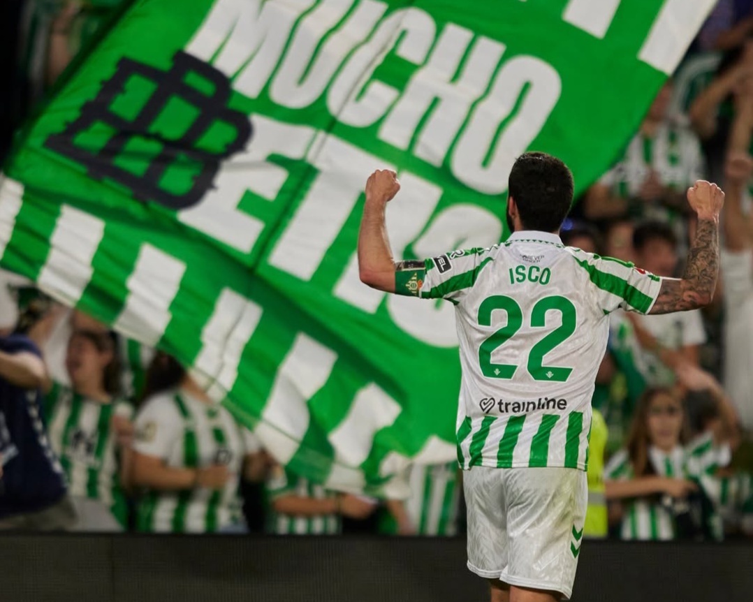 Isco merayakan golnya.
