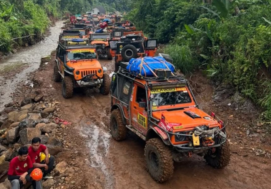 Komunitas offroad saat melalukan trip.