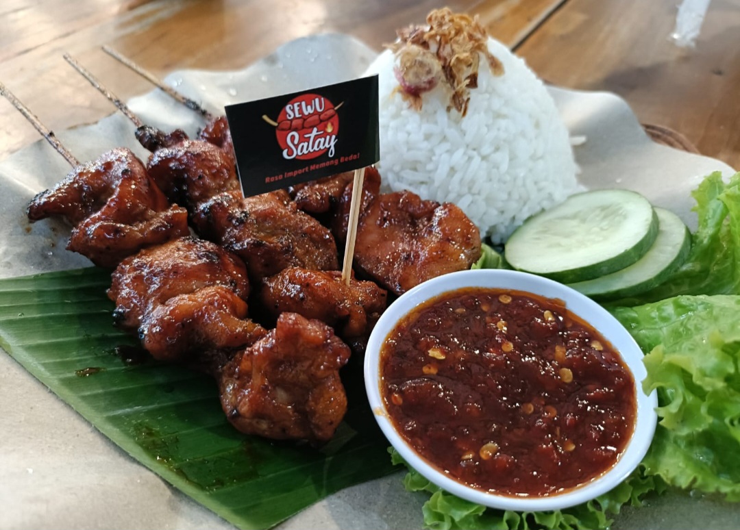 Sewu Satay Solo hadirkan sate ayam bumbu merah manis yang unik.