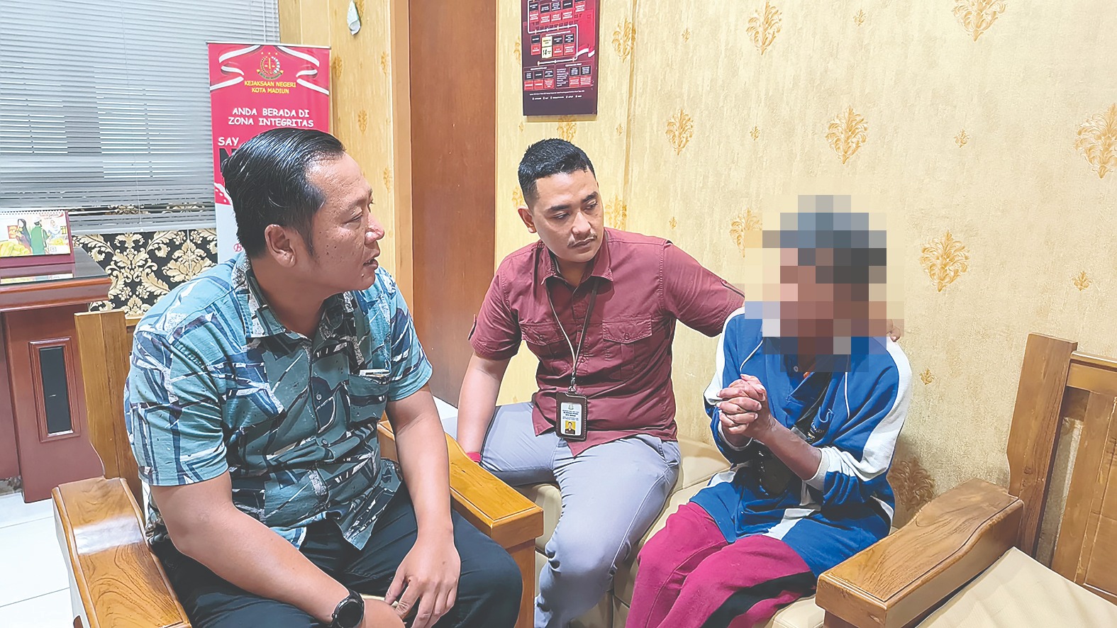 BI, 52, diamankan oleh Kejari Kota Madiun usai diduga melakukan tindakan pelecehan terhadap salah seorang pegawai perempuan korps Adhyaksa tersebut. (BAGAS BIMANTARA/JAWA POS RADAR MADIUN)