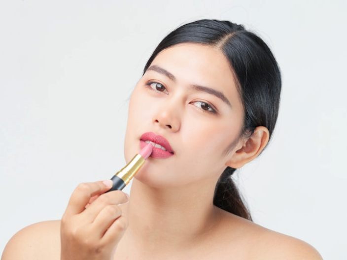 Ilustrasi rekomendasi lipstik matte untuk bibir sensitif.