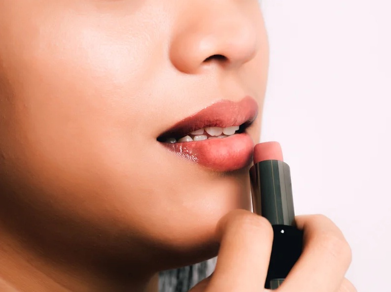 Ilustrasi rekomendasi lipstik matte untuk kulit sawo matang.