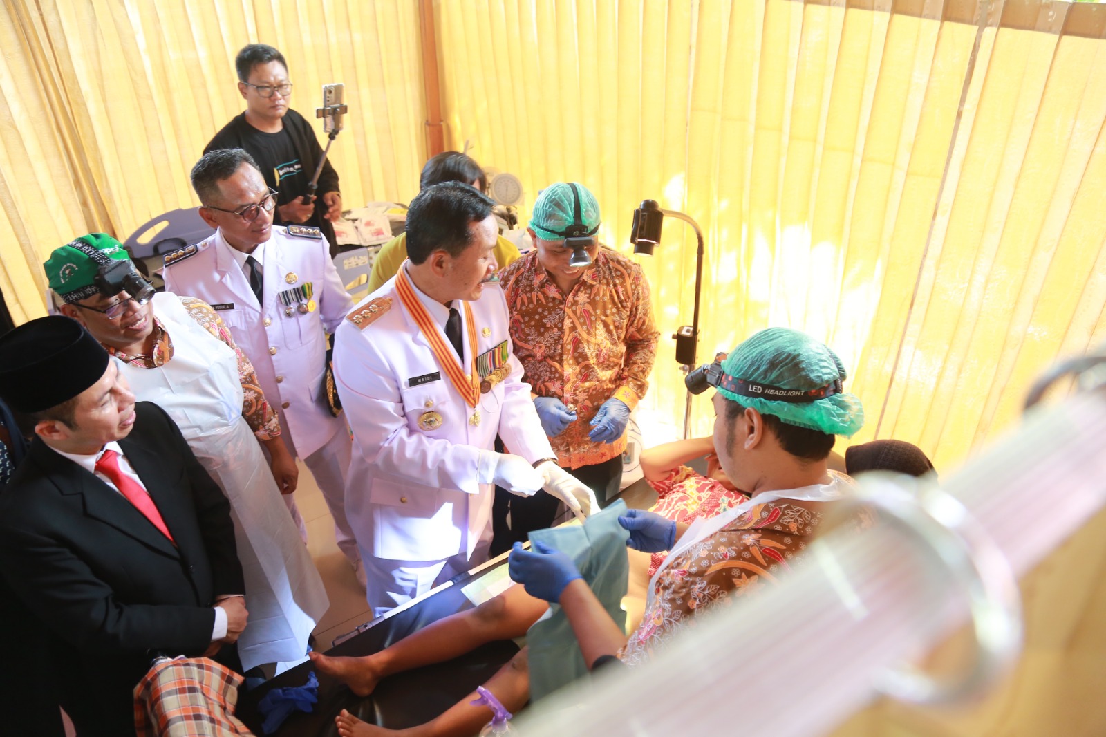 Wali Kota Madiun Maidi meninjau pelakaanaan khitan massal gratis yang digelar oleh pihak RSUD Kota Madiun kemarin (25/4). FOTO: BAGAS BIMANTARA/RADAR MADIUN