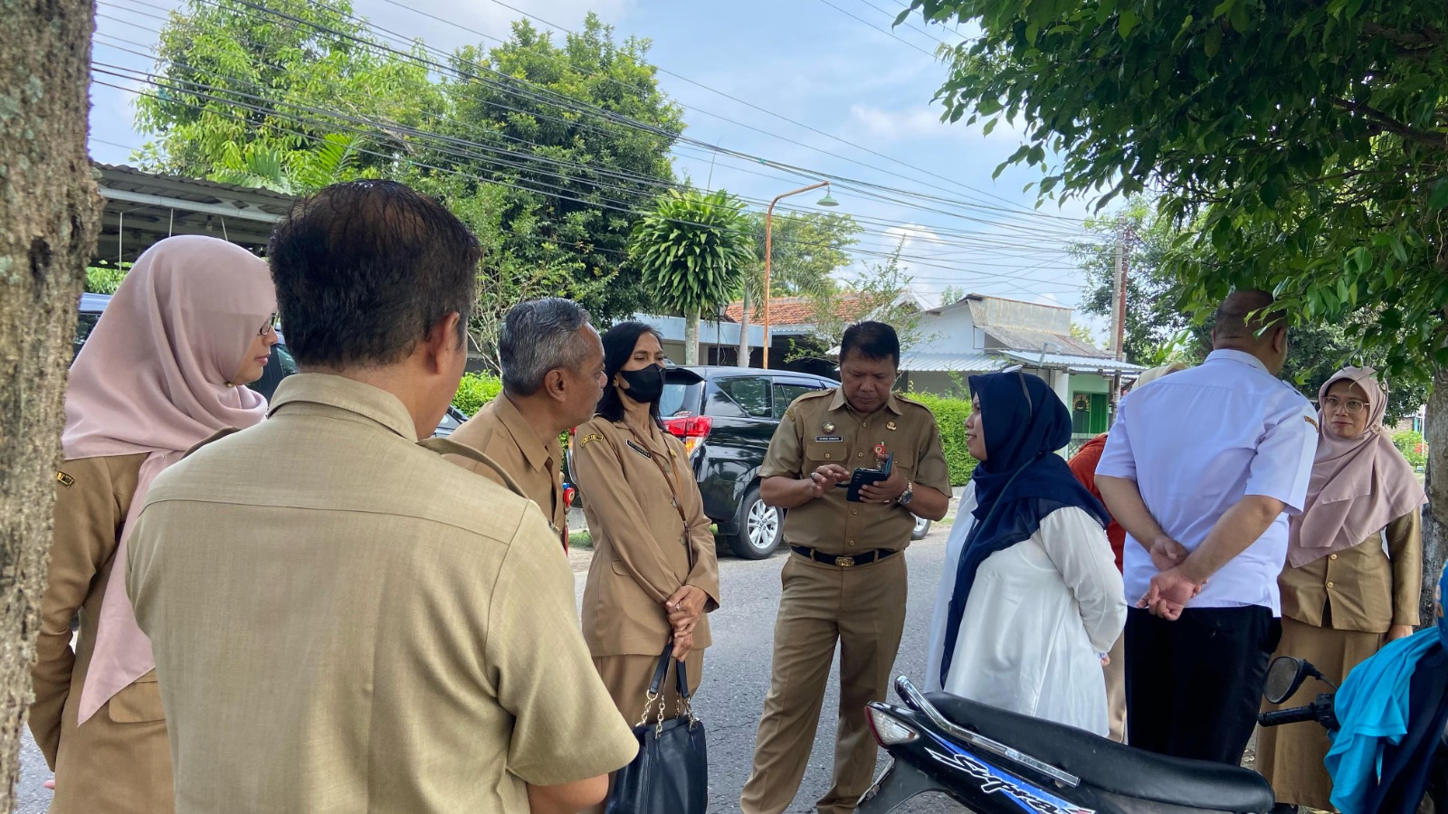 Kepala Dikbud Siti Zubaidah, Plt Kepala Dinas Sosial Hendro Suwondo, dan jajaran pemkab terkait saat mengecek calon lokasi Sekolah Rakyat di Kelurahan Nglames, Madiun beberapa waktu lalu. FOTO: DIKBUD