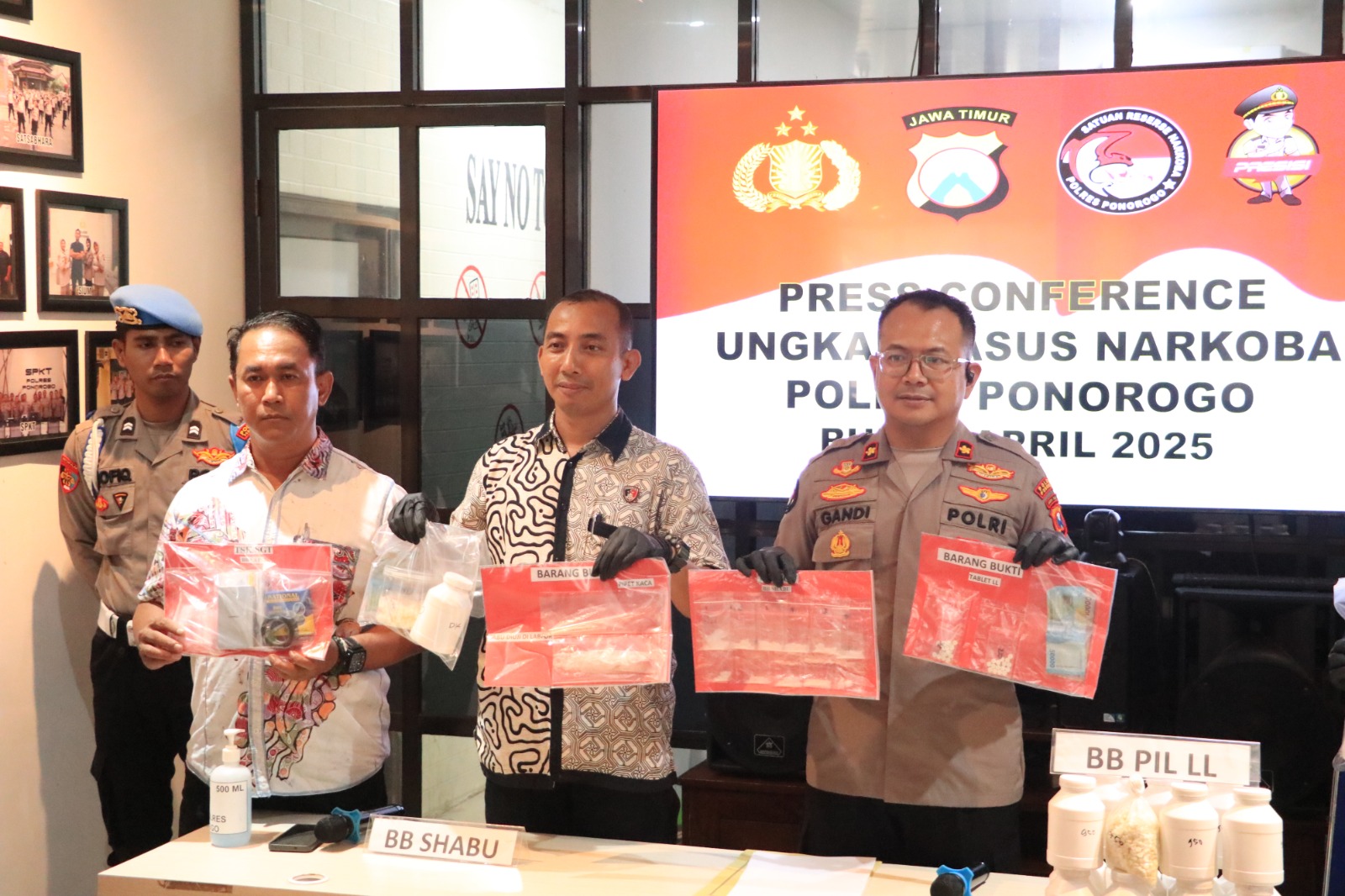 Satresnarkoba Polres Ponorogo mengamankan tujuh tersangka dengan barang bukti 15 gram sabu-sabu dan 24.201 butir pil koplo kemarin (25/4). FOTO: SUGENG DWI N/RADAR PONOROGO