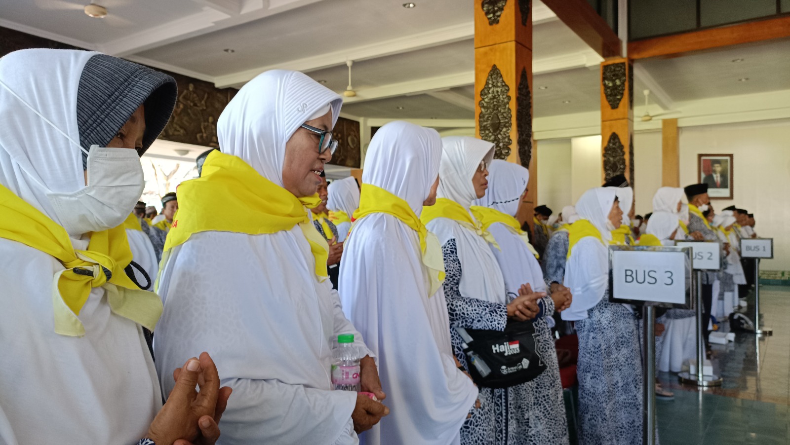 Para jemaah haji Pacitan tahun lalu ketika hendak akan diberangkatkan ke Tanah Suci dari pendapa pemkab. FOTO: DOK RADAR PACITAN