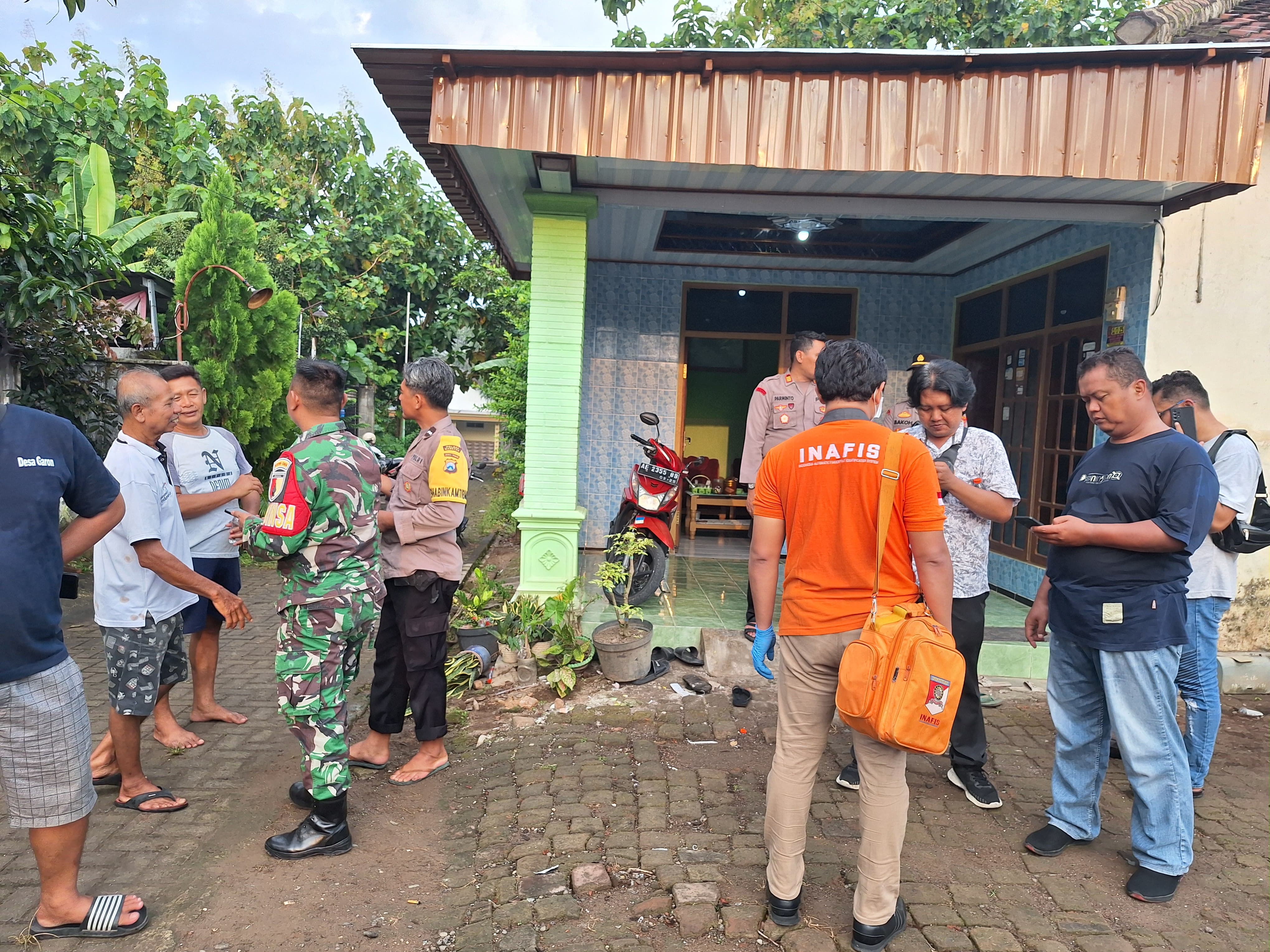 Polisi melakukan olah TKP di lokasi ditemukannya bayi yang meninggal setelah dilahirkan ibunya di kamar mandi rumah. FOTO: AJI PUTRA/RADAR MAGETAN