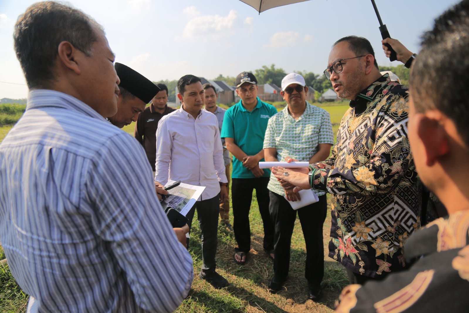 Sekjen Kemensos Robben Rico dan Wawali F Bagus Panuntun saat meninjau kesiapan lahan untuk pembangunan Sekolah Rakyat di Kota Madiun, Sabtu (26/4). FOTO: BAGAS BIMANTARA/RADAR MADIUN