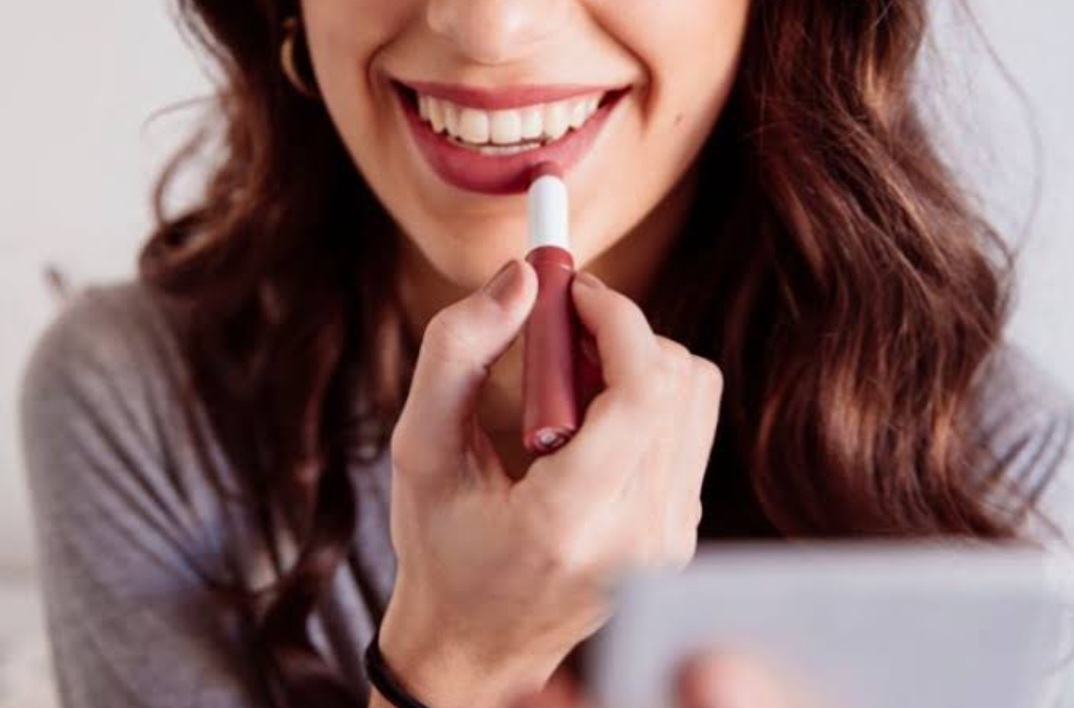 Ilustrasi rekomendasi lipstik matte untuk pekerja kantoran.