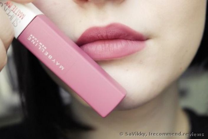 Ilustrasi lipstik matte dengan kandungan lip balm.