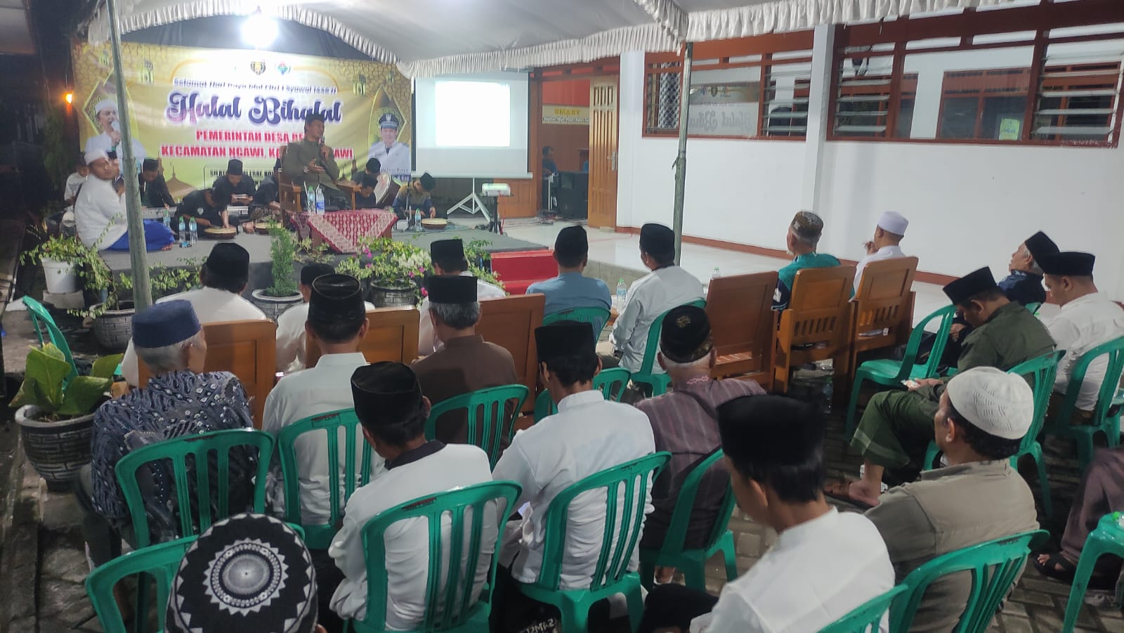 HALAL BIHALAL: Pemdes Beran melaksanakan halal bihalal untuk pembinaan kerukunan warga sekaligus launching desa digitalisasi oleh Kades.