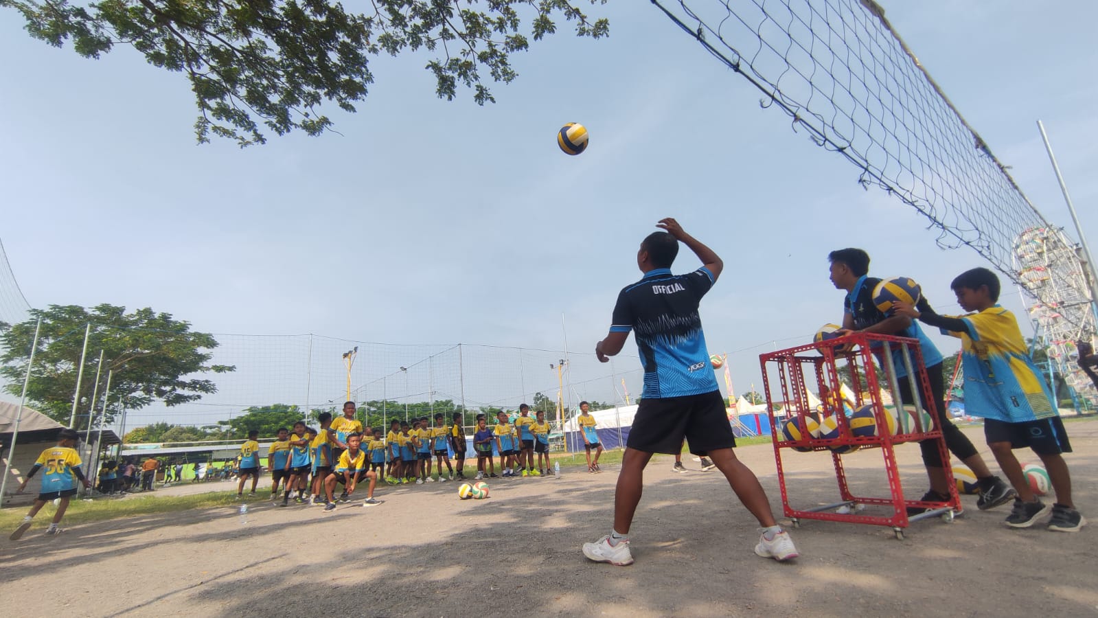 ANTUSIAS: Anak-anak mengikuti latihan voli di klub bola voli Pasoepati Pangkur yang dilaksanakan di lapangan desa, Jumat 25 April 2025 lalu.
