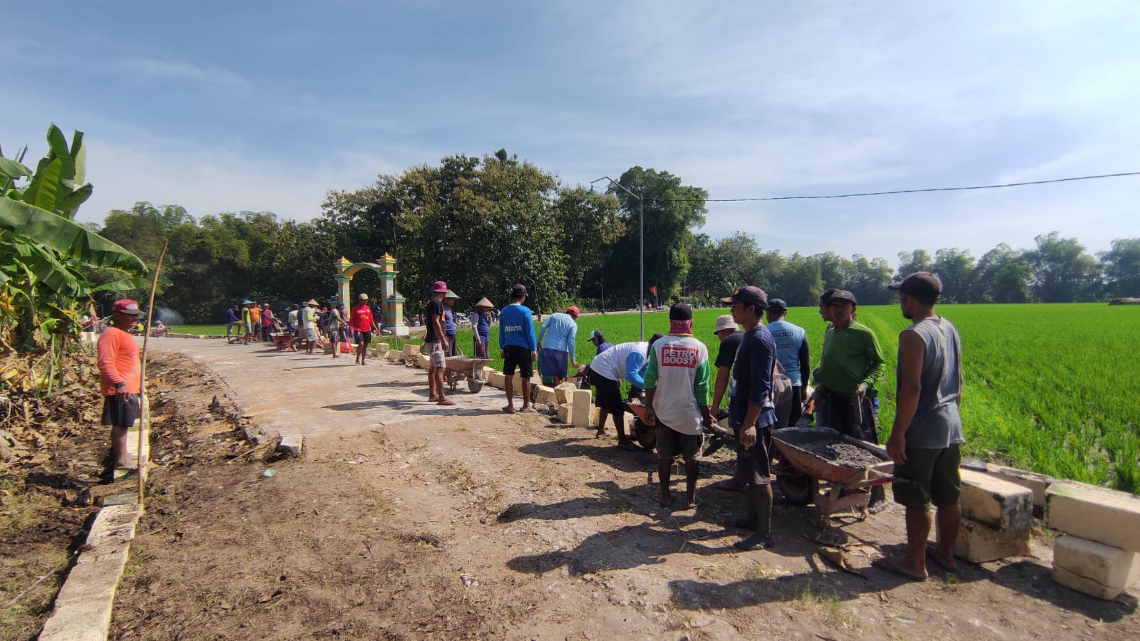 SWADAYA: Pemasangan batu tepi dari batu kumbung bertujuan agar tanah tidak tergerus air saat banjir sumber dana anggaran dari swadaya warga setempat.