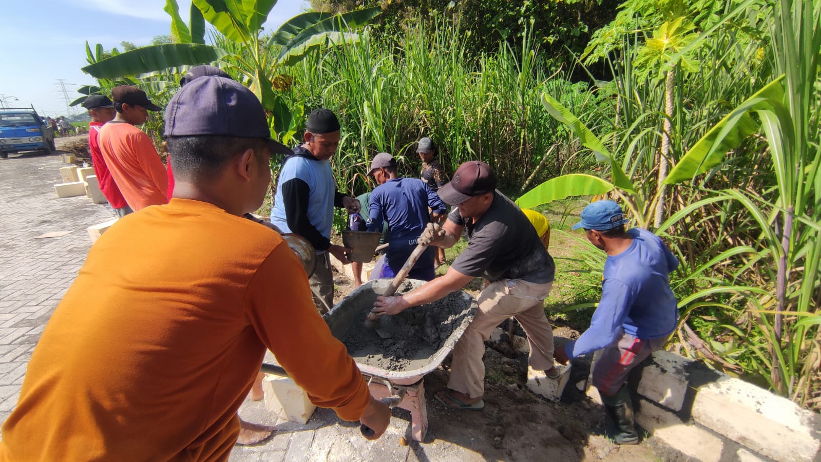 GOTONG-ROYONG: Warga Dusun Waruk dan Depok, Desa Mangunharjo, Kecamatan Ngawi, kompak kerja bakti memasang batu tepi di jalan produksi pertanian.