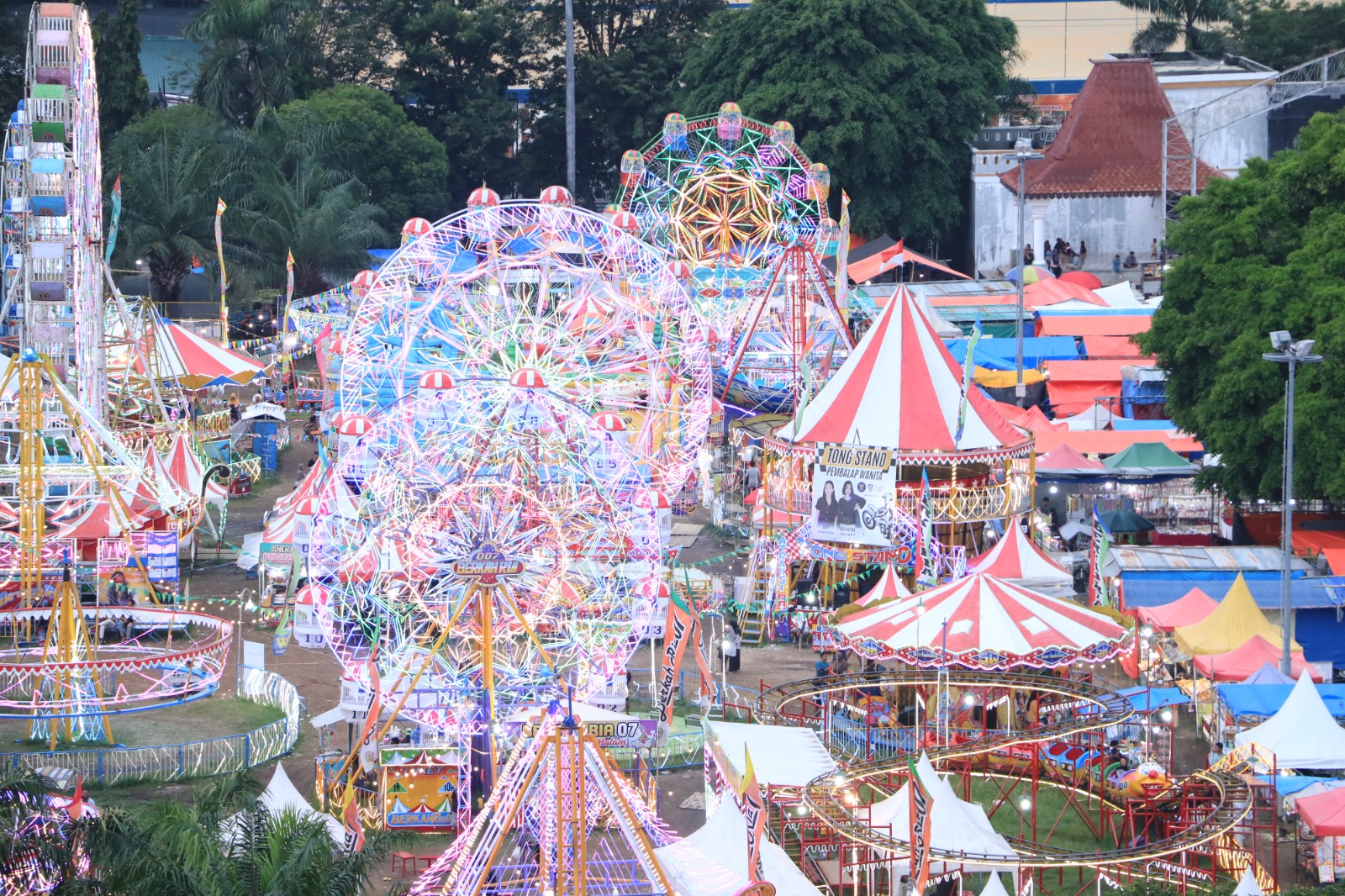 Pasar malam Alun-alun Ponorogo sukses menyedot animo pengunjung tiap malamnya. FOTO: SUGENG DWI N/RADAR PONOROGO