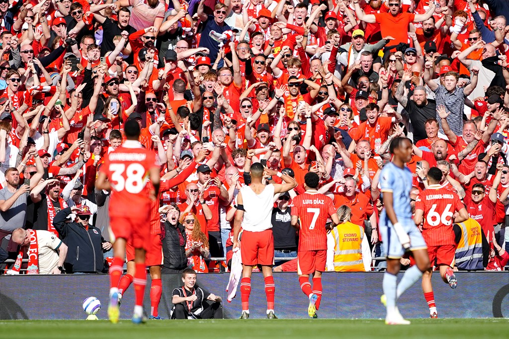 Cody Gakpo merayakan gol ketiga Liverpool di babak pertama.