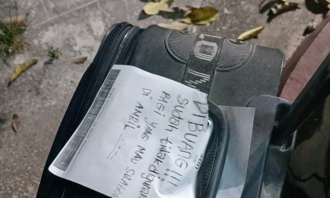 Penemuan koper mencurigakan di Alun-Alun Reksogati Caruban, Kabupaten Madiun.