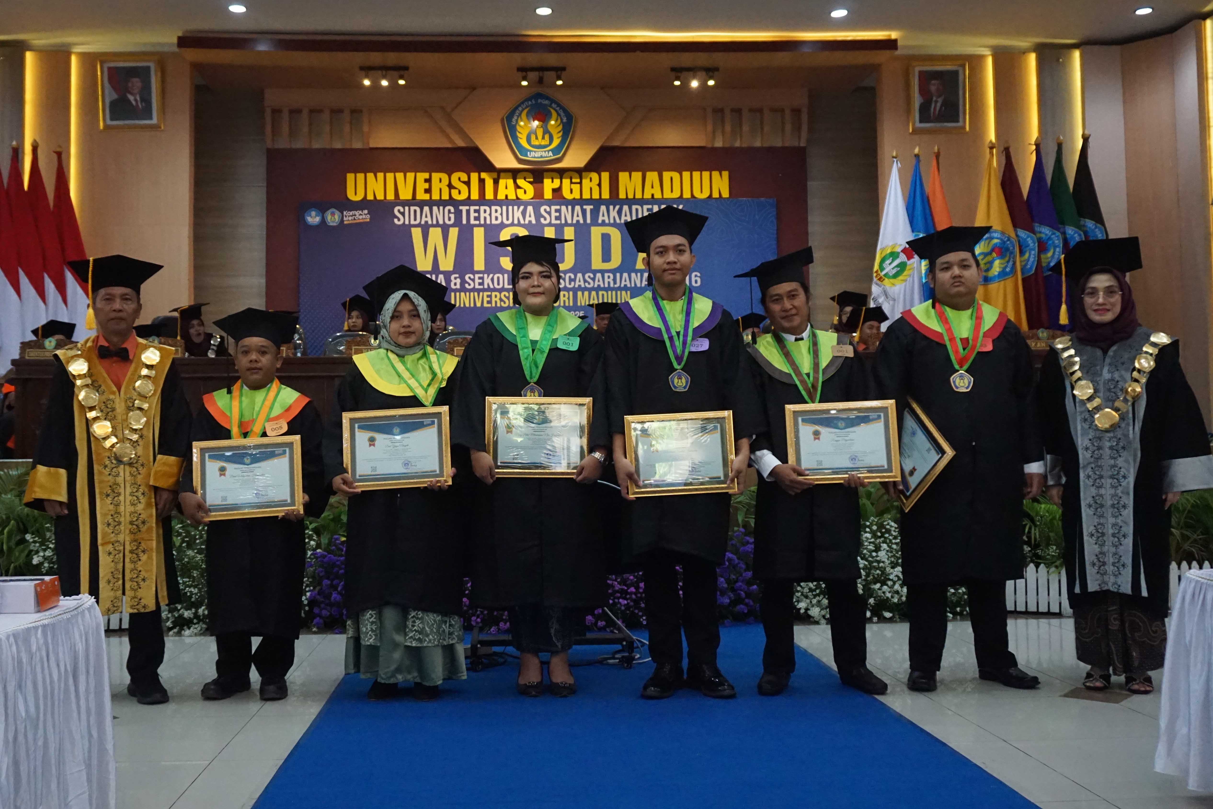 HEBAT: Rektor Unipma Dr. Supri Wahyudi Utomo, M.Pd didampingi Wakil Rektor Bidang 1 Dr. Elva Nuraina, S.E,. M.Si memberikan piagam penghargaan kepada enam wisudawan terbaik dalam acara wisuda.