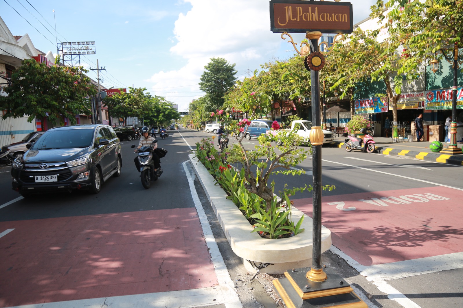 Pemkot Madiun mempercantik taman median jalan, fokus di titik nol kilometer dan jalan protokol. FOTO: BAGAS BIMANTARA/RADAR MADIUN
