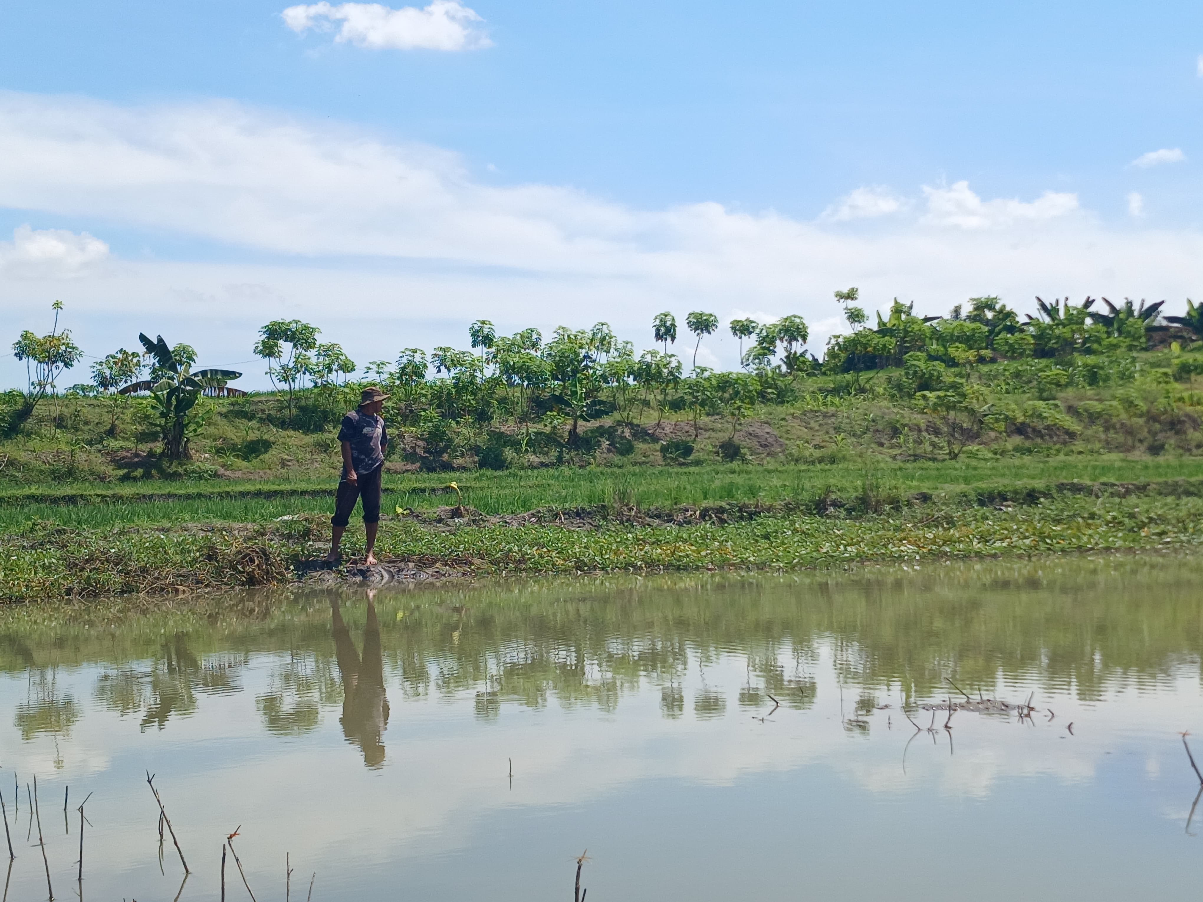 Pemdes Tulung akan pasang pagar pembatas dan papan larangan di bekas galian C Saradan, cegah insiden tenggelam terulang. FOTO: DIAN RAHAYU/RADAR MADIUN