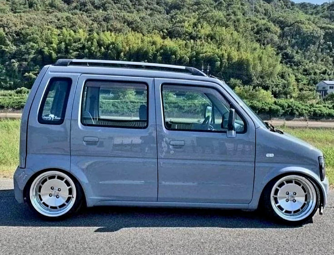 Cantiknya si mungil Suzuki Karimun cocok untuk perkotaan, harganya murah dan irit.