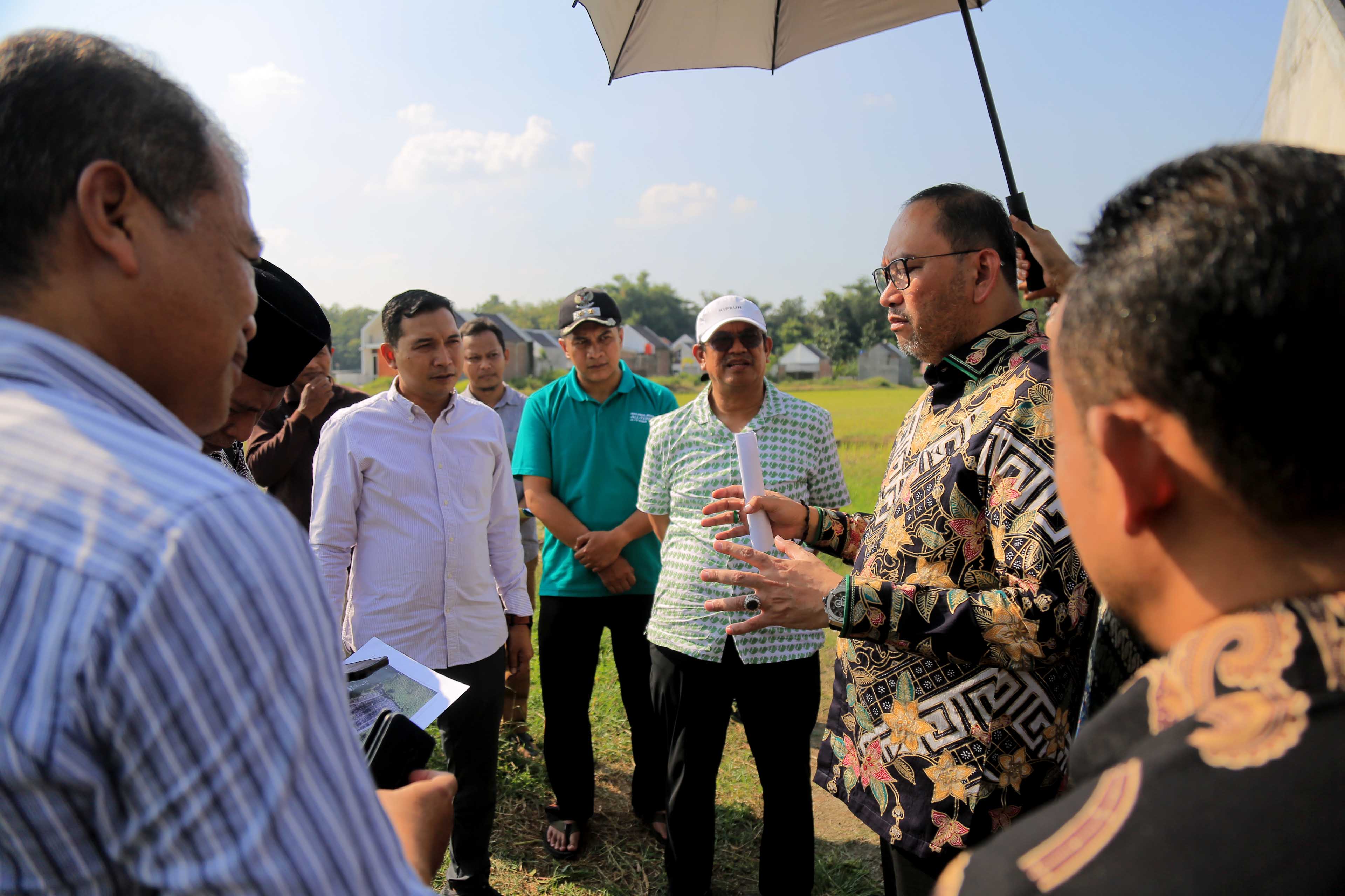STRATEGIS: Sekjen Kemensos Robben Rico bersama dengan Wawali F Bagus Panuntun dan beberapa pejabat Pemkot Madiun ketika meninjau lokasi pembangunan Sekolah Rakyat.