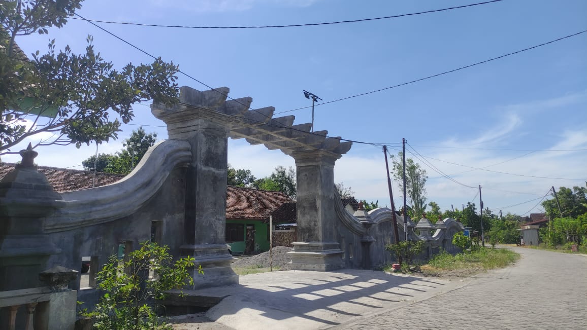 GAPURA: Pemdes Jururejo usai merealisasikan pembangunan gapura kantor desa.