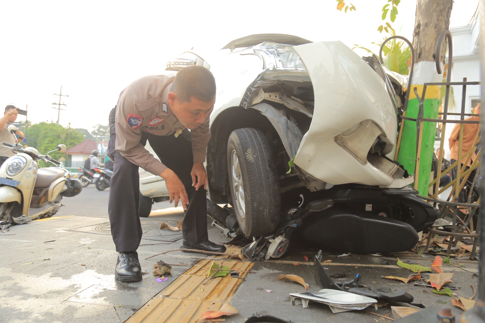 Satlantas Polres Madiun Kota melakukan olah TKP di lokasi kecelakaan beruntun mobil Avanza yang menabrak tiga pengendara motor di Jalan Pahlawan beberapa hari lalu. FOTO:&nbsp;DOK RADAR MADIUN