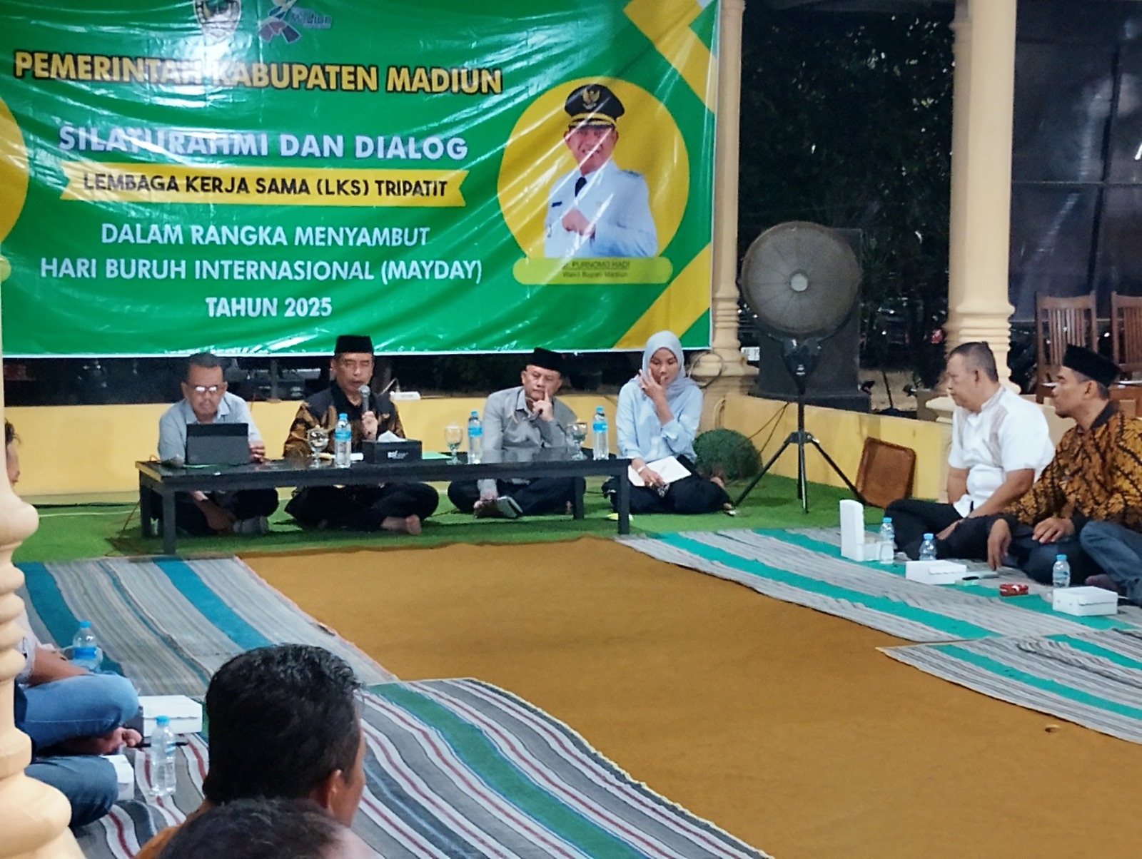 Bupati Madiun serap aspirasi buruh dan pengusaha dalam silaturahmi tripartit, Minggu (28/4) malam. FOTO: LODITYA FERNANDES/RADAR MADIUN
