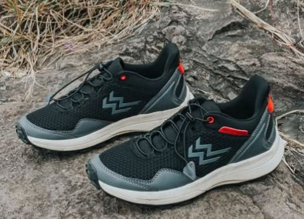 Sepatu trail run Mount Blanc Black White keluaran Athletica by Geoff Max.