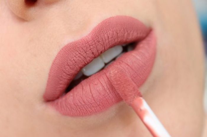 Ilustrasi rekomendasi lipstik matte warna nude.