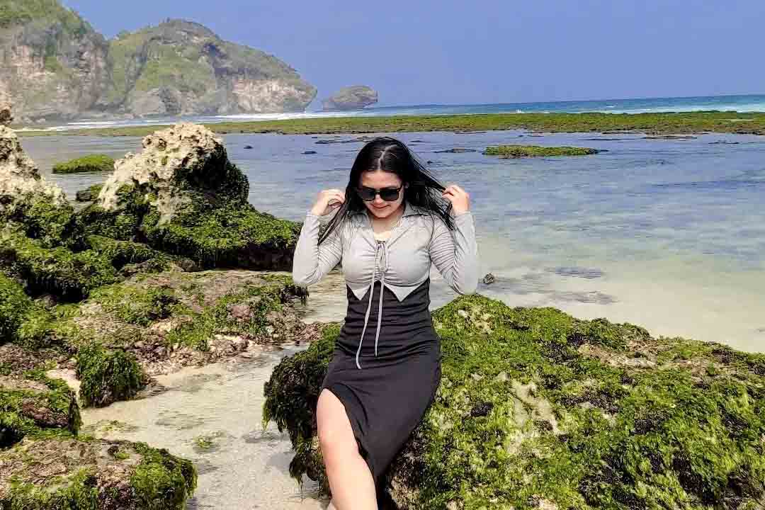 Pemandangan eksotis Pantai Watu Bolong di Gunung Kidul, salah satu hidden gem pantai di Jogjakarta.