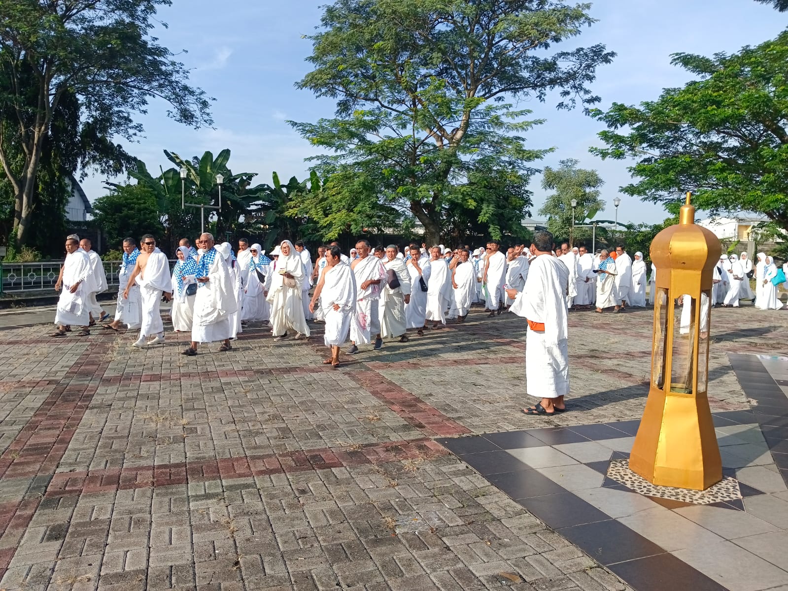 Para CJH asal Kota Madiun menjalani proses manasik haji di kompleks Asrama Haji Madiun. FOTO: KEMENAG