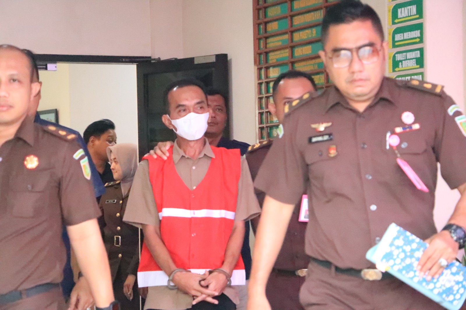 Kepala SMK PGRI 2 Ponorogo, Syamhudi Arifin, ditahan karena korupsi dana BOS Rp 25 miliar. FOTO: SUGENG DWI N/RADAR PONOROGO