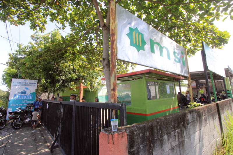 RESAH : Sejumlah warga yang mengaku jadi nasabah mendatangi kantor Koperasi MSI di Desa Driyorejo, Kecamatan Nguntoronadi, Magetan, Senin 28 April 2025.&nbsp;