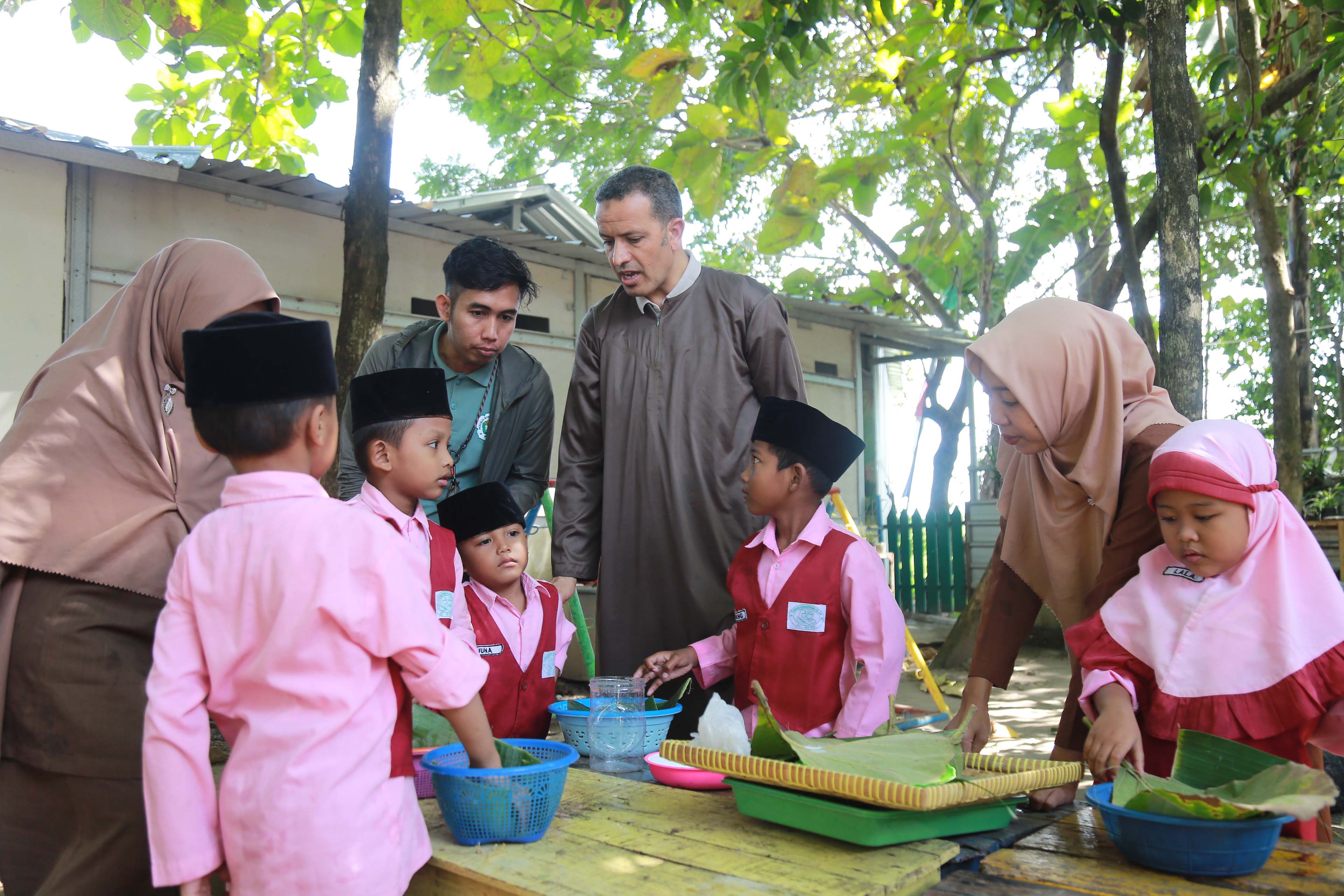 Potret wisatawan Maroko berbincang dengan siswa TK di Ngegong, Kota Madiun.