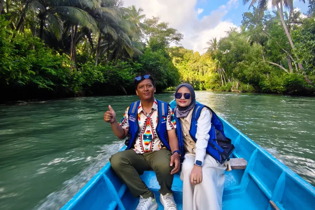 Wisatawan naik kapal dan menyusuri Sungai Maron&nbsp;Amazon-nya Pacitan yang jarang orang tahu.
