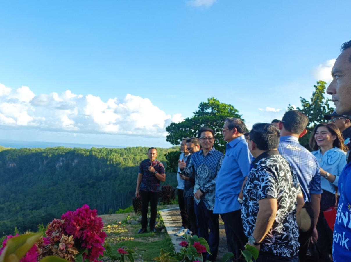 Hermanto Tanoko, owner PT Tancorp Abadi Nusantara bersama timnya dengan ditemani oleh SBY dan Bupati Indrata Nur Bayuaji mengunjungi beberapa lokasi yang rencananya akan dibangun hotel berbintang.