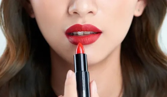Ilustrasi rekomendasi lipstik matte untuk bibir tebal.