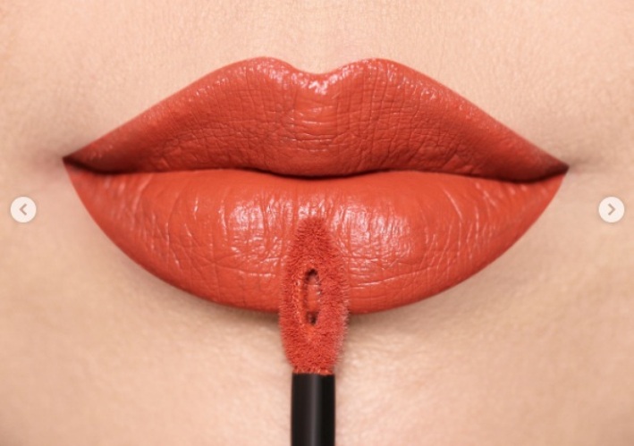 Ilustrasi rekomendasi lipstik matte merah bata.