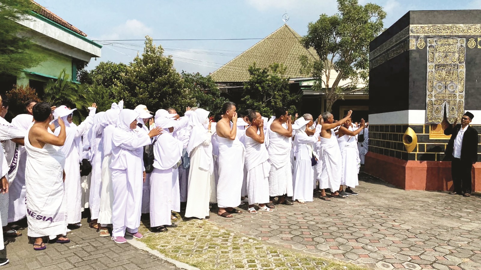 CJH asal Kabupaten Madiun mengikuti manasik haji di kantor Kementerian Agama setempat. FOTO: DIAN RAHAYU/RADAR CARUBAN