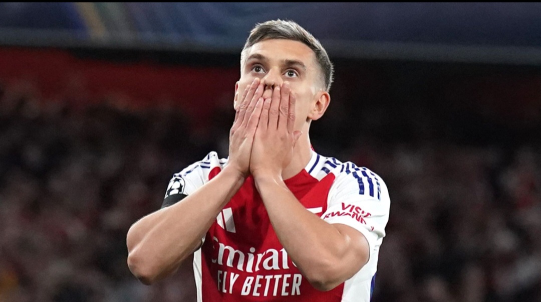 Leandro Trossard dari Arsenal bereaksi atas peluang yang hilang melawan PSG.
