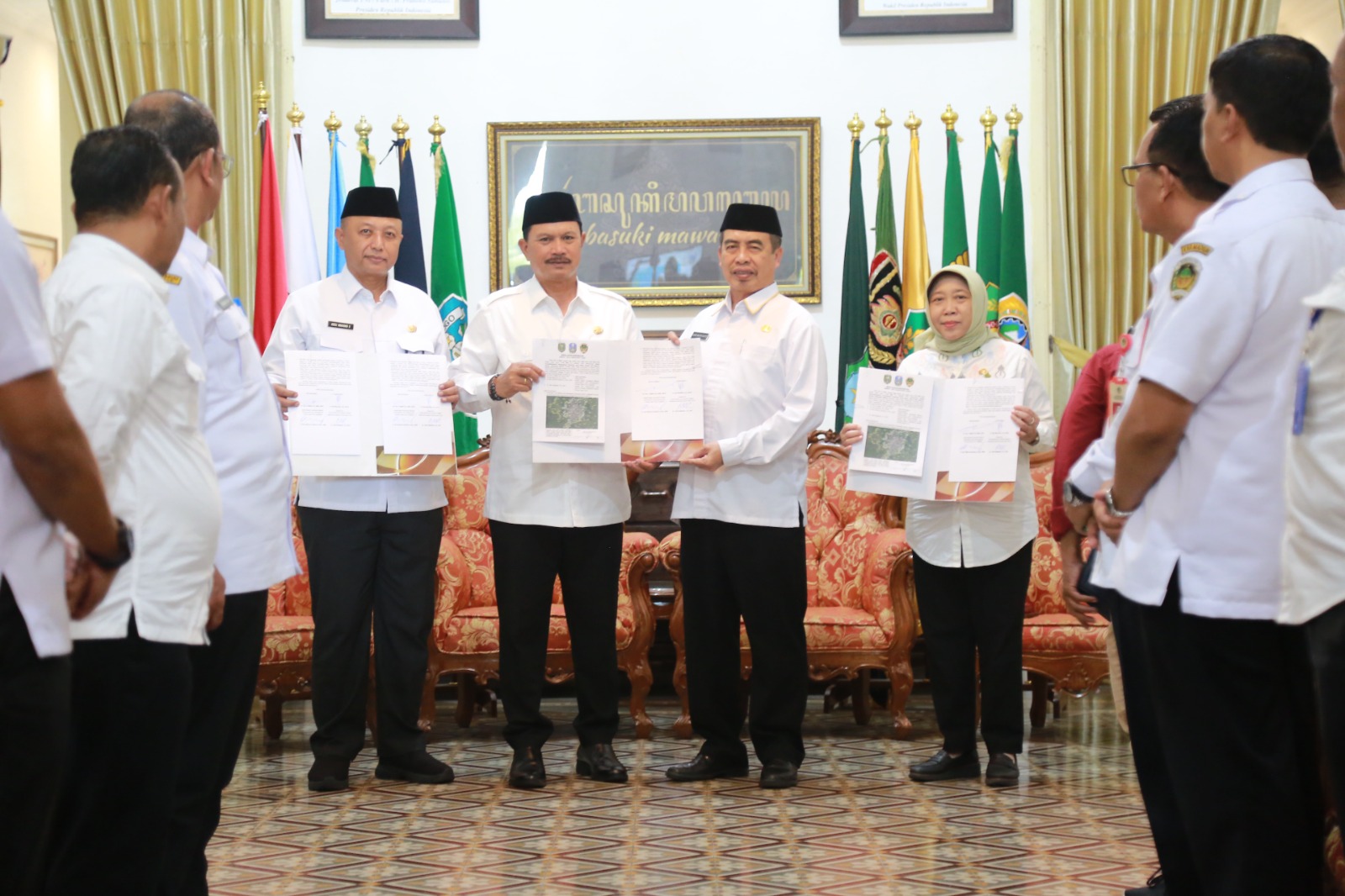 Wali Kota Maidi dan Bupati Hari Wuryanto menandatangani dokumen tentang batas wilayah antara Kota-Kabupaten Madiun di Bakorwil kemarin (30/4). FOTO:&nbsp;BAGAS BIMANTARA/JAWA POS RADAR MADIUN