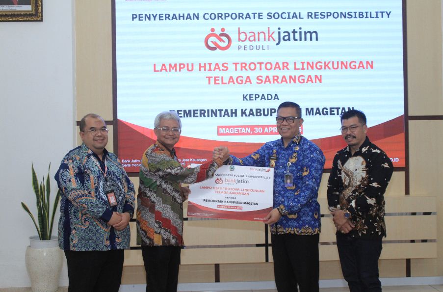CSR: Direktur IT Digital dan Oprasional Bank Jatim Zulhelfi Abidin (dua dari kiri), menyerahkan&nbsp; secara simbolis bantuan CSR kepada Pj Bupati Magetan Nizhamul (dua dari kanan).