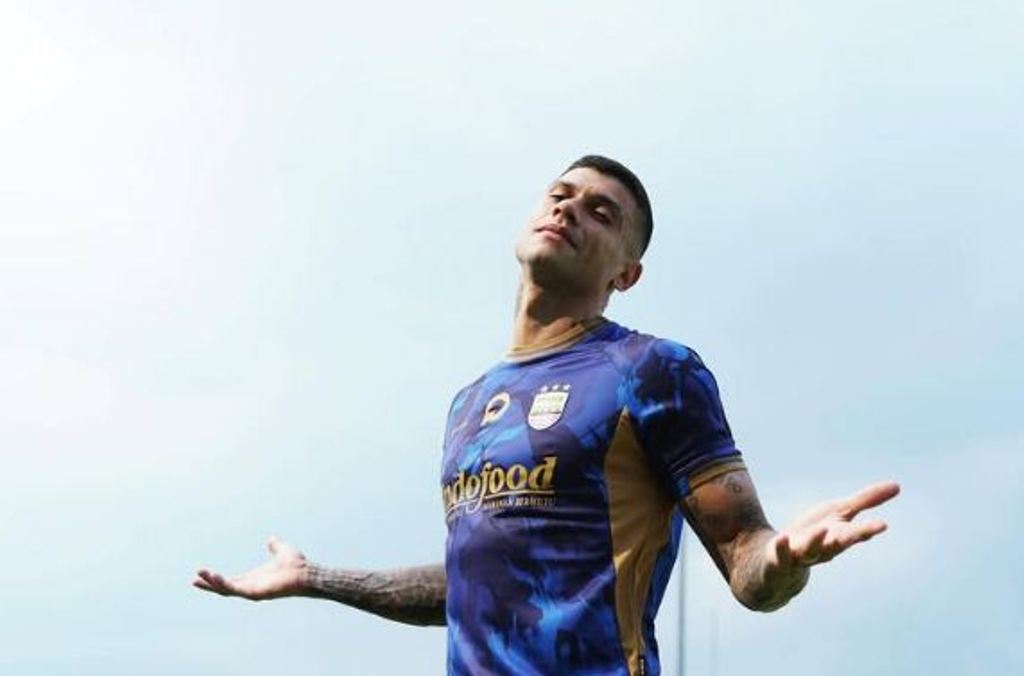 Penyerang Persib Bandung Ciro Alves dikabarkan ingin menjalani naturalisasi. Ia musim depan bermain untuk Malut United di Liga 1.