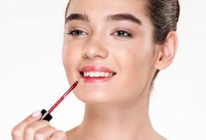 Ilustrasi rekomendasi liptik matte warna coral terbaik.