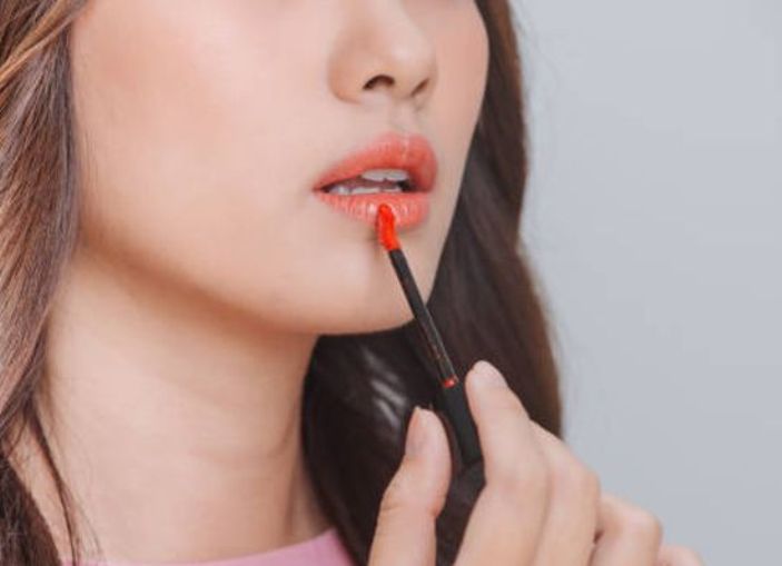 Ilustrasi rekomendasi lipstik matte warna peach.