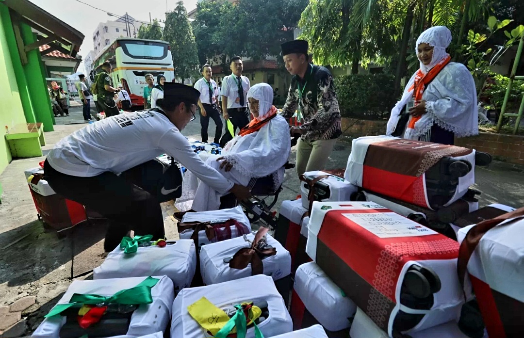 Kloter pertama CJH tiba di Asrama Haji Embarkasi Surabaya, Kamis (1/5).